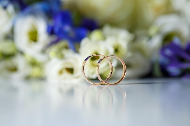 Tema de casamento, lindos anéis de casamento, buquê de noiva