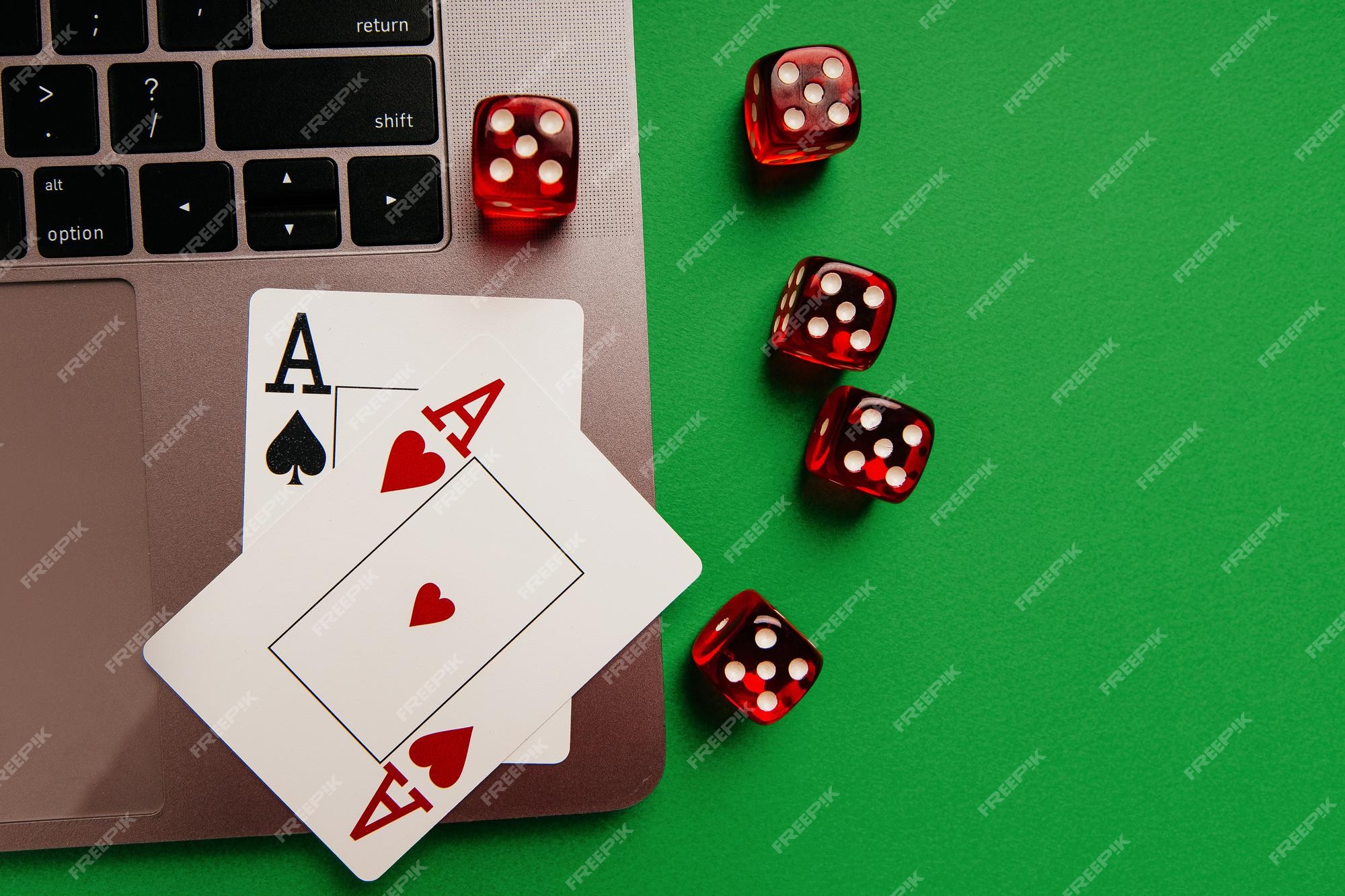 Plataforma de jogos online, casino e negócios de jogos de azar. cartas e  dados no teclado do laptop, em tons de azul.