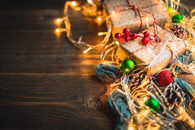 Tema de natal na mesa de madeira.