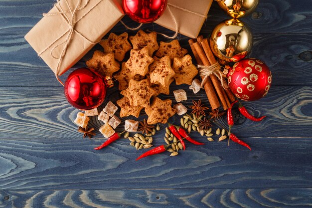 Tema de Natal. Pinho, homem-biscoito e bola vermelha na mesa de madeira. Vista closeup