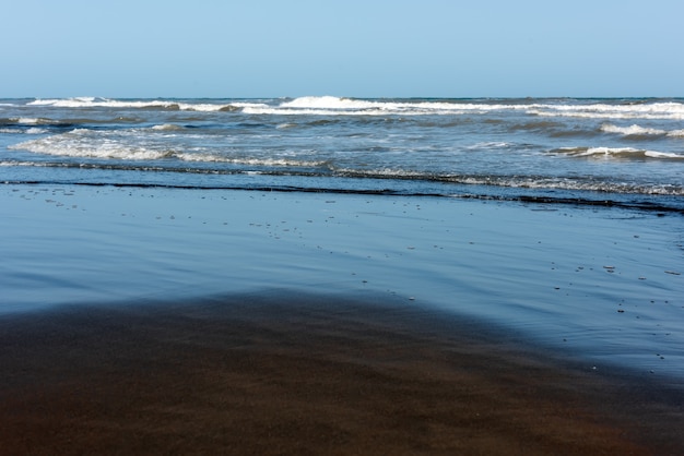 Tema de verão praia vazia à beira-mar