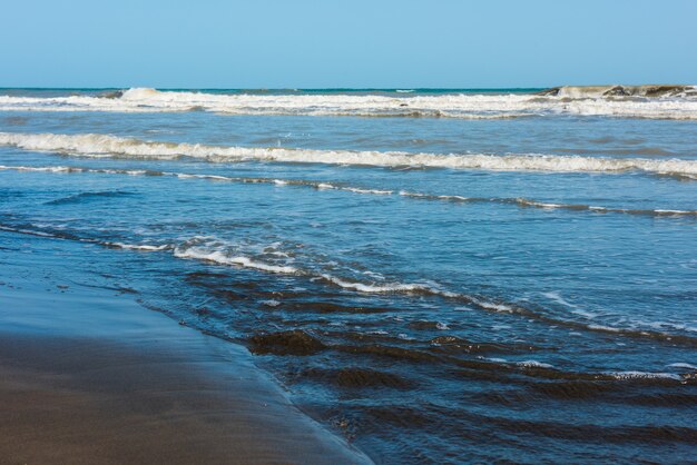 Tema de verão praia vazia à beira-mar