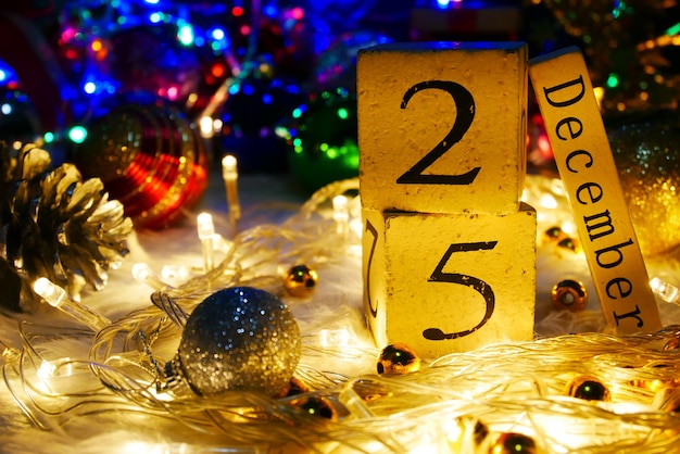 Foto tema del día de navidad con decorar y abeto festive.wood cube block calendario fecha actual 25 y mes diciembre