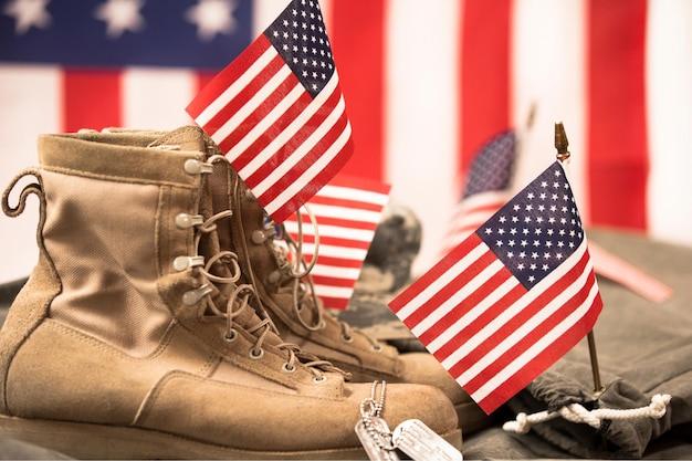 Tema del Día de los Veteranos Americanos con botas militares, sombrero, bandera de EE.UU.