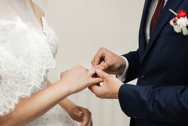 Tema do casamento, homem e mulher trocam alianças