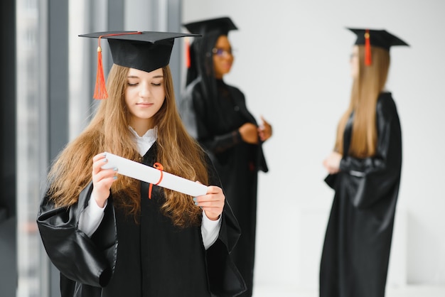 Tema educacional: aluna graduada em um vestido acadêmico.