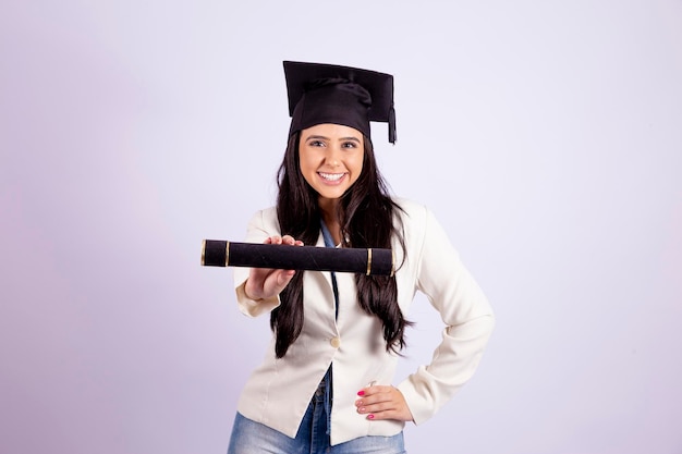 Tema educativo Estudiante graduado sostiene una pajita con el certificado de finalización Niña con diploma