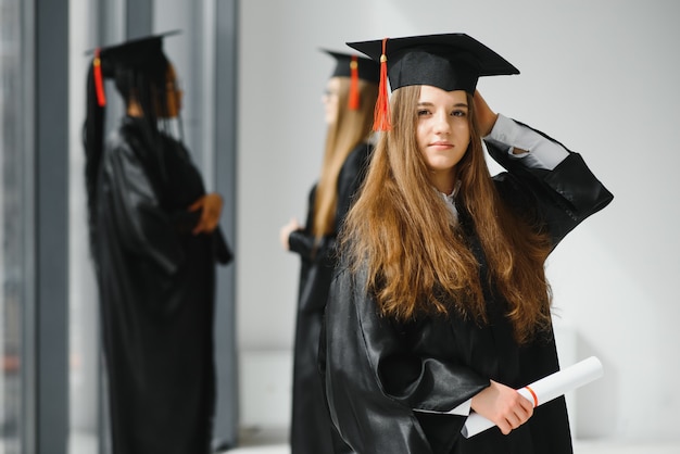 Tema educativo: niña estudiante graduada con una bata académica.