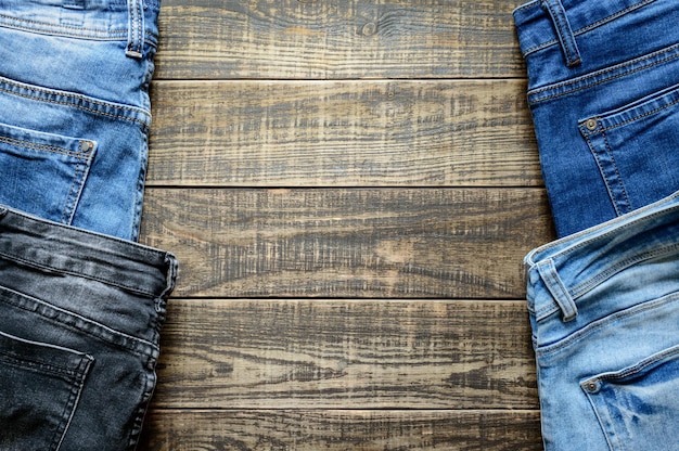 Tema de fondo textil con diferentes jeans en una mesa de madera antigua con espacio para copiar