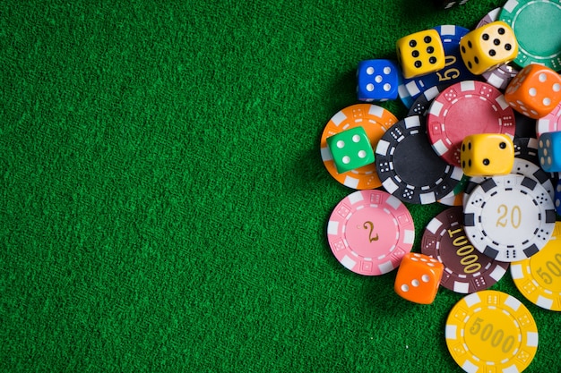 Tema de Golden Casino. Imagen de alto contraste de la ruleta del casino, fichas de póquer en una mesa de juego