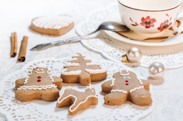 El tema hecho a mano lindo de la Navidad adornó las galletas