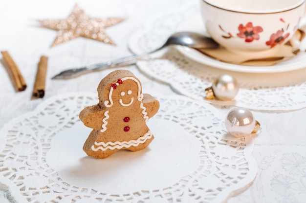 El tema hecho a mano lindo de la Navidad adornó las galletas