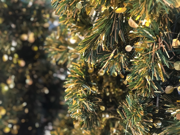 Tema hermoso adornado de la Navidad con el fondo borroso