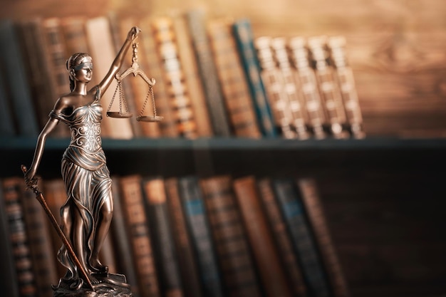 Foto tema de la ley, mazo del juez, escritorio de madera, libros.