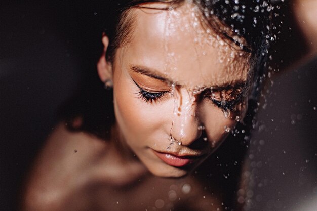 Tema de maquillaje creativo. Maquillaje no lavable. Retrato de una niña tomando una ducha.