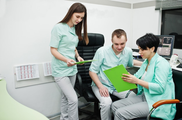 Tema médico. sala de observação com tomógrafo computadorizado. o grupo de médicos reunidos no consultório de ressonância magnética do centro de diagnóstico do hospital.