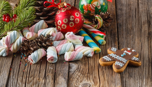 Tema de navidad. Bola de pino y rojo sobre mesa de madera