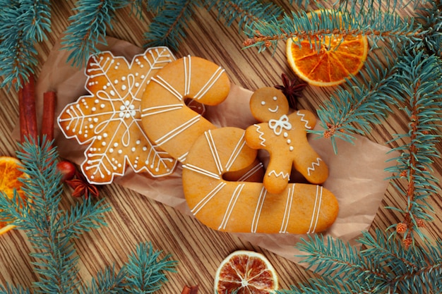 Tema de Navidad, rama de abeto decorado con pan de jengibre.