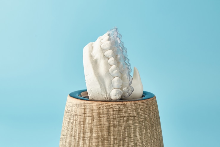 Foto tema odontológico ortodôntico em fundo azul alinhadores ou aparelho dentário invisível transparente aplicab