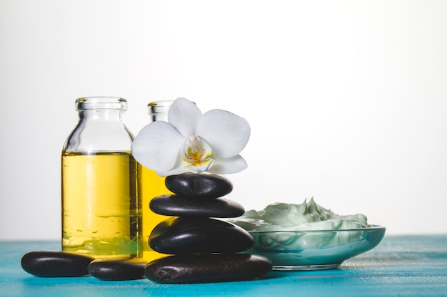 Tema de spa con aceite y piedras volcanicas