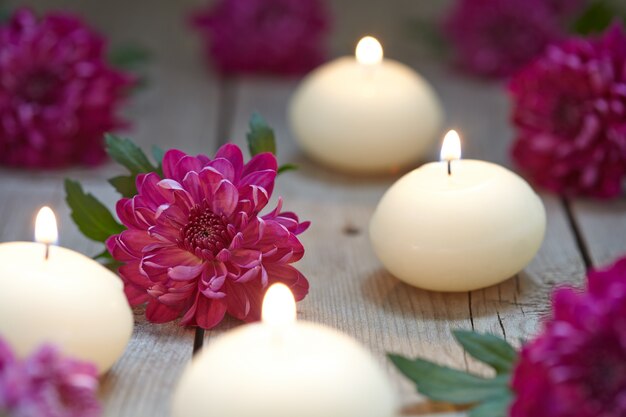 Tema de spa con velas y flores.