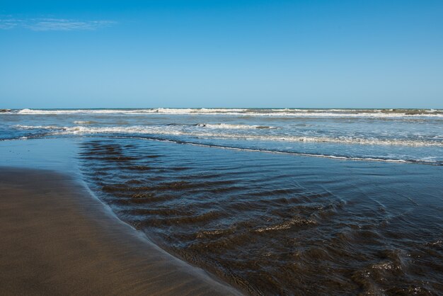 Tema de verano de playa vacía de la orilla del mar