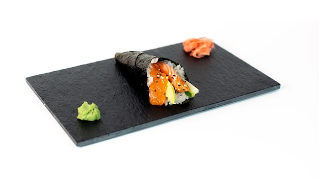 Temaki California con Lachs Aguacate Pepino Mayonesa y Sesamo