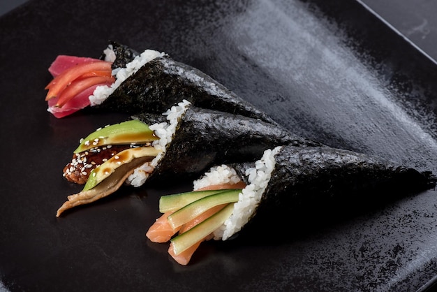 Temaki de sushi com abacate no preto