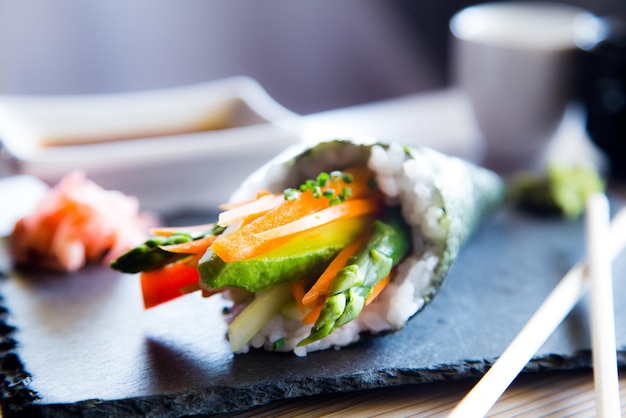 Temaki gefüllt mit Gemüse. Veganes Sushi.