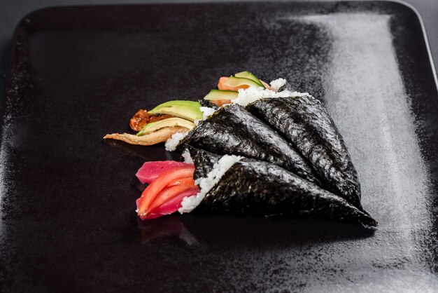 Temaki de sushi con aguacate en negro