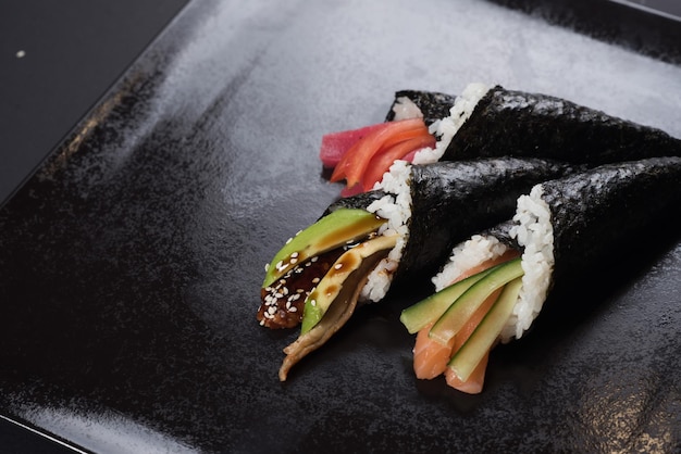 Temaki de sushi con aguacate en negro