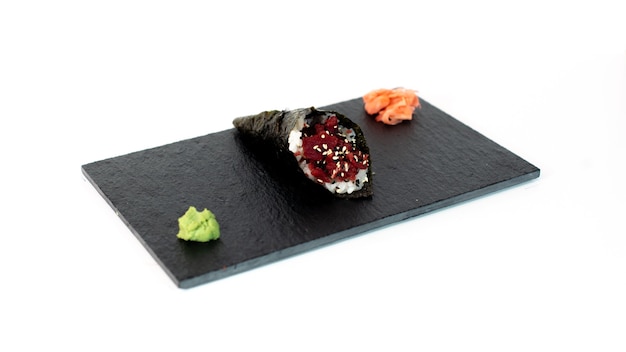 temaki de tartar de atun con mayonesa y sesamo