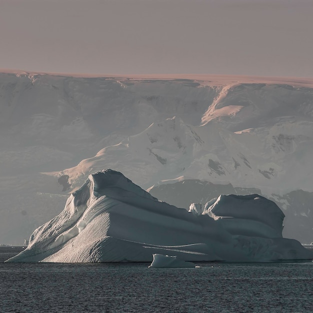 Tempano flutuando no Mar Antártico perto da Península Antártica