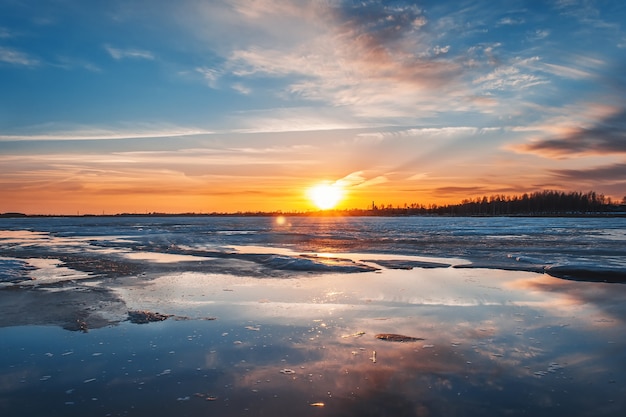 Témpanos de hielo en el río al atardecer, primavera