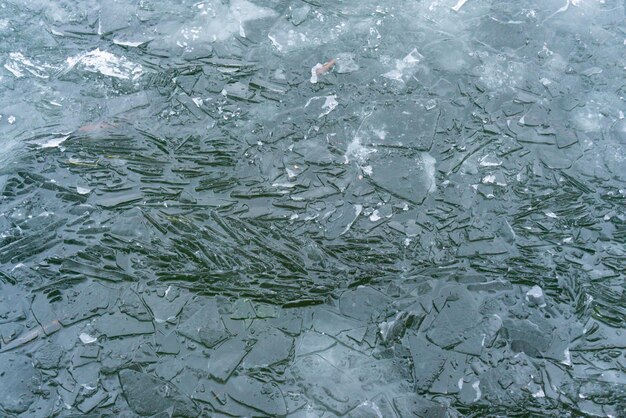 Los témpanos de hielo en el río de invierno.