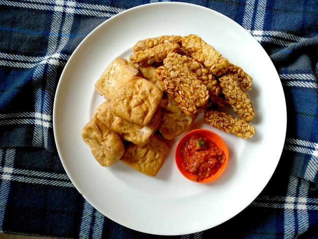 Tempe Goreng comida indonésia ou tempeh frito com picante em um prato comida culinária indonésia