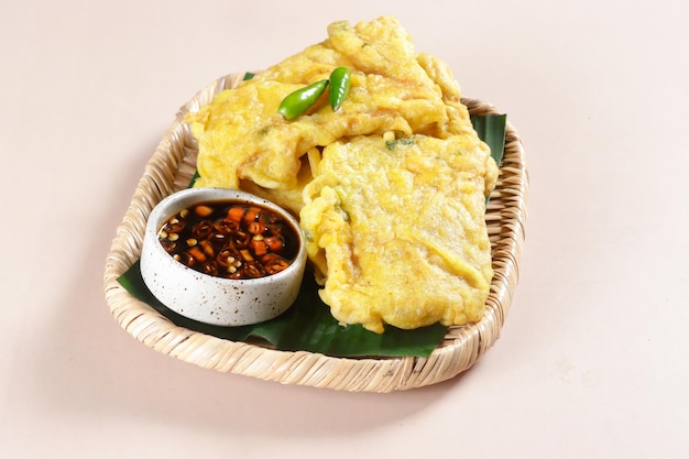 Tempe Goreng, Tempe Mendoan é comida tradicional indonésia feita de tempeh coberto com massa de farinha.