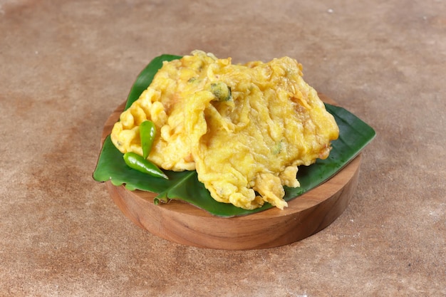 Tempe Goreng, Tempe Mendoan es una comida tradicional indonesia hecha de tempeh cubierto con harina.