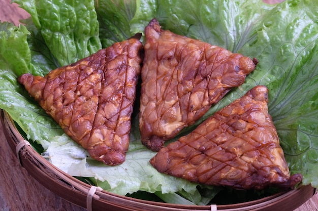 Tempe goreng, tempeh frito. El tempeh o tempe es un alimento tradicional elaborado con soja fermentada. vegano.