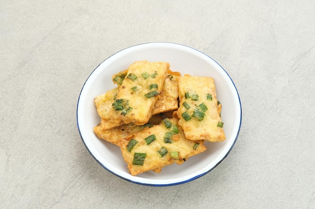 Tempe Mendoan, tempeh frito tradicional, una de las comidas populares de Indonesia.