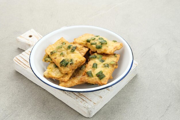 Tempe Mendoan, tempeh frito tradicional, una de las comidas populares de Indonesia.