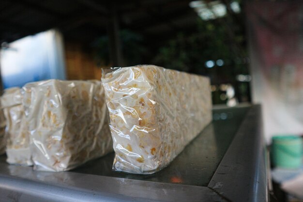 Tempe oder Tempeh, eingewickelt in transparentes Plastik oder smoetimes Bananenblätter, ist eine indonesische Tradition