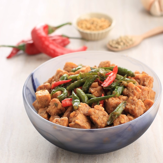 Tempe Orek o Stir Fried Tempeh, cocina tradicional indonesia hecha de tempeh con salsa de soja o azúcar de palma agregada. A veces agregue chile para que sea picante