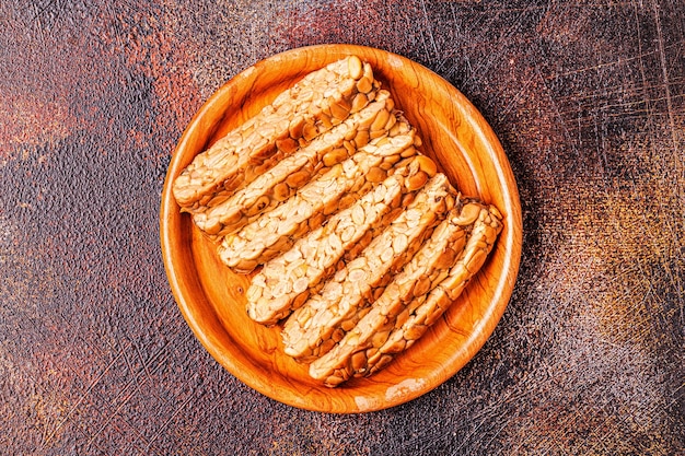 Tempeh crudo fresco en rodajas, comida tradicional de Indonesia hecha de soja.