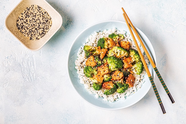 Tempeh frito con arroz y brócoli, cocina tradicional de Indonesia.