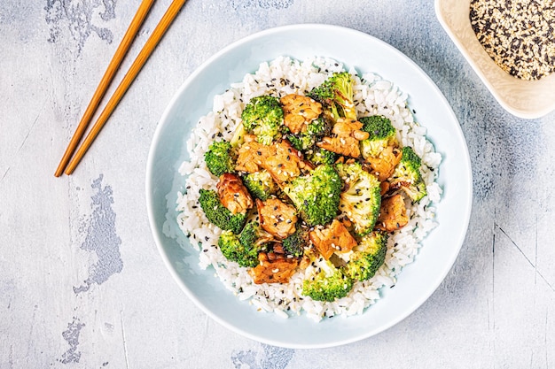 Tempeh frito con arroz y brócoli, cocina tradicional de Indonesia.