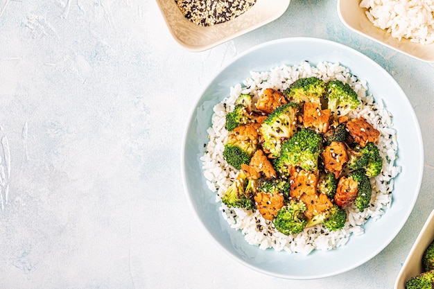 Tempeh frito com arroz e brócolis, cozinha tradicional da Indonésia.