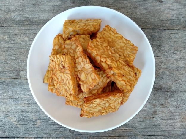 Tempeh frito en un plato de comida culinaria indonesia