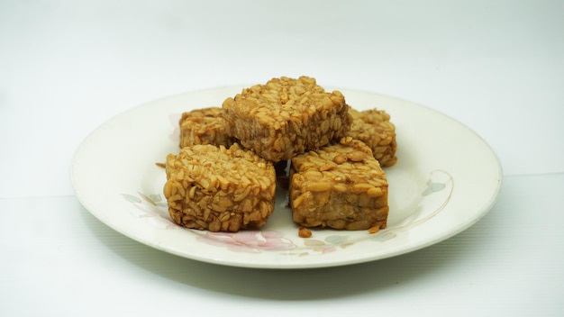 Tempeh frito en un plato