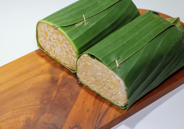 El tempeh o tempe es un alimento tradicional de Indonesia elaborado con soja u otros ingredientes que ar